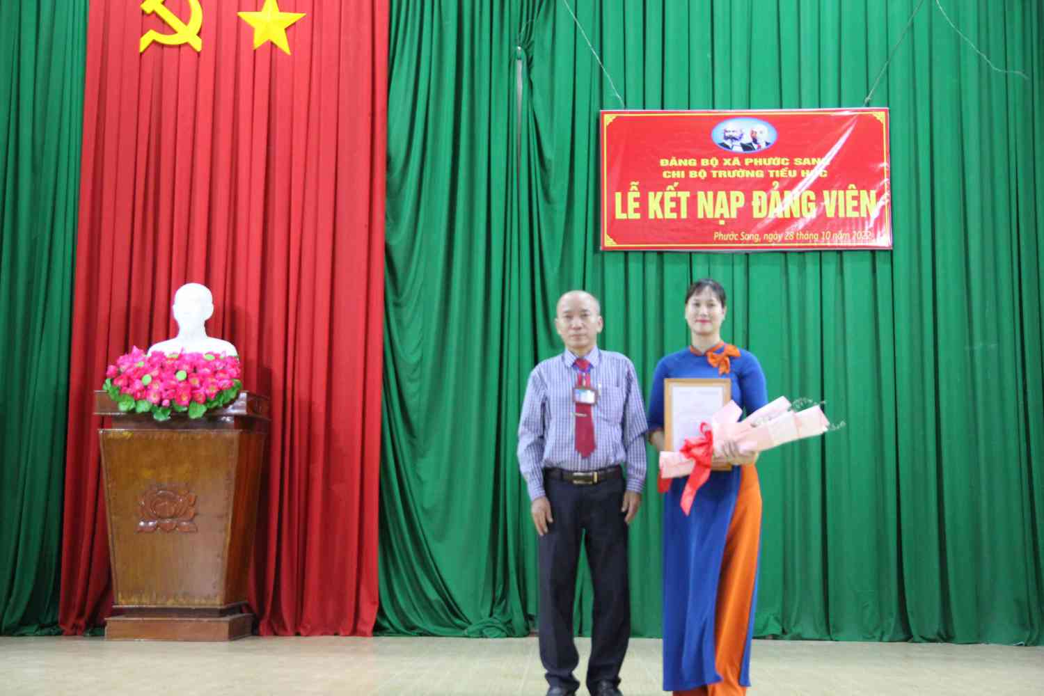 BT chi bo trao QD va tang hoa cho DV moi